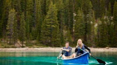 Couple kayak canada